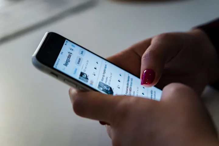 Scrolling a job feed on a smartphone